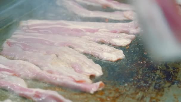 Chef Está Cocinando Mano Una Rebanada Deliciosos Trozos Crujiente Tocino — Vídeo de stock