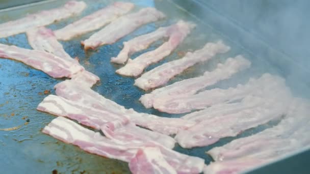 Chef Cuisine Main Délicieux Morceaux Tranchés Bacon Croustillant Savoureux Frit — Video