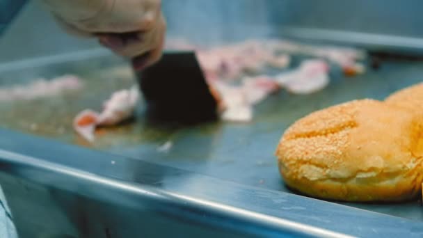 厨师正在用手做一道用平底锅煎的香脆咸肉片 烹调切片有机培根慢动作镜头 — 图库视频影像