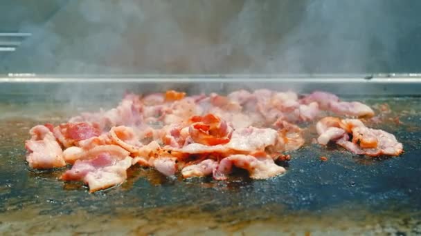 Chef Matlagning För Hand Skivad Läckra Bitar Krispiga Smakrika Bacon — Stockvideo