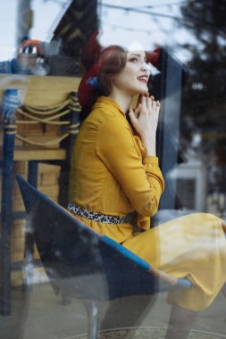 Kafede bir fincan kahve ve şapkalı bir kız. Sarkık şapkalı ve fiyonklu bluz giyen şehvetli bir genç kızın portresi. Kafede elinde kahve tutan güzel esmer kadın.