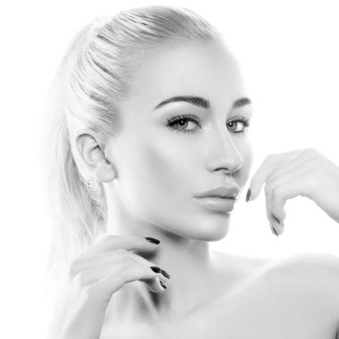 Güzel modern kadın güzel yüzü, mükemmel gündüz makyajı, sağlıklı teni, eli çenesine yakın. İzole edilmiş. Beyaz arkaplan