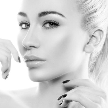 Güzel modern kadın güzel yüzü, mükemmel gündüz makyajı, sağlıklı teni, eli çenesine yakın. İzole edilmiş. Beyaz arkaplan