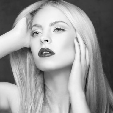 Model kadın güzellik suratı. Beyaz arka planda sarışın, güzel bir kadın model. Parlak ruj renginde bir kız, moda göz farı makyajı, güzellik portresi güzel bir bakım.