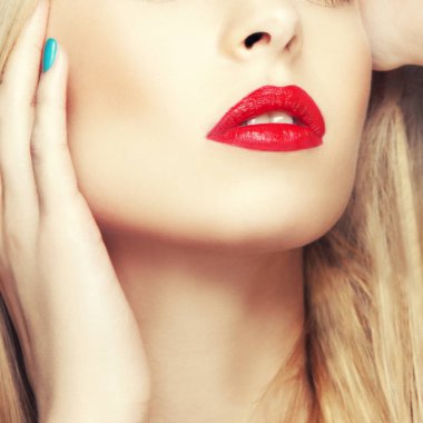 Model kadın güzellik suratı. Beyaz arka planda sarışın, güzel bir kadın model. Parlak ruj renginde bir kız, moda göz farı makyajı, güzellik portresi güzel bir bakım.