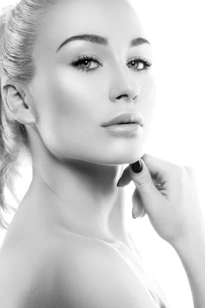 美女面对健康肌肤自然妆容的年轻模特 面部护理的概念 — 图库照片
