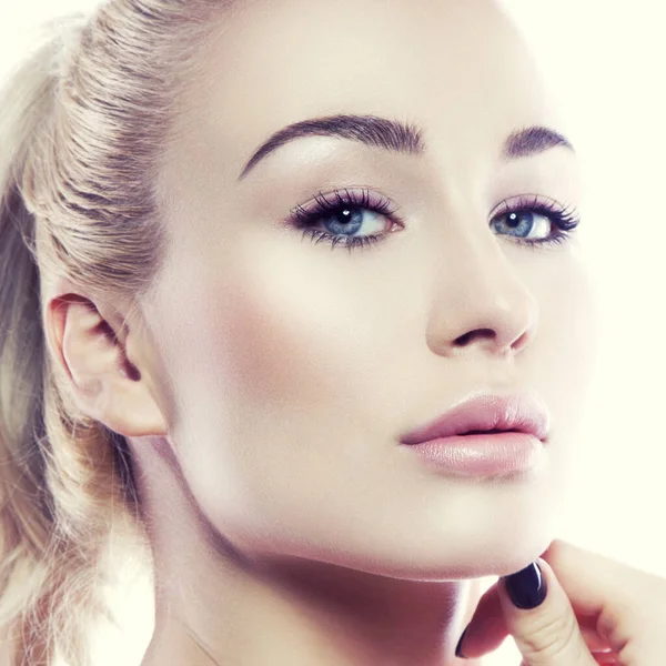 Piękna Kobieta Twarz Zdrowa Skóra Naturalny Makijaż Młody Model Koncepcja — Zdjęcie stockowe