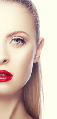 Profesyonel makyajlı, mükemmel ciltli güzel bir kız.