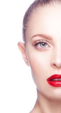 Profesyonel makyajlı, mükemmel ciltli güzel bir kız.