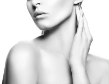 Güzel genç bir kadın, temiz bir ten, doğal makyaj, izole edilmiş, beyaz bir altyapısı var. Cilt bakımı kavramı