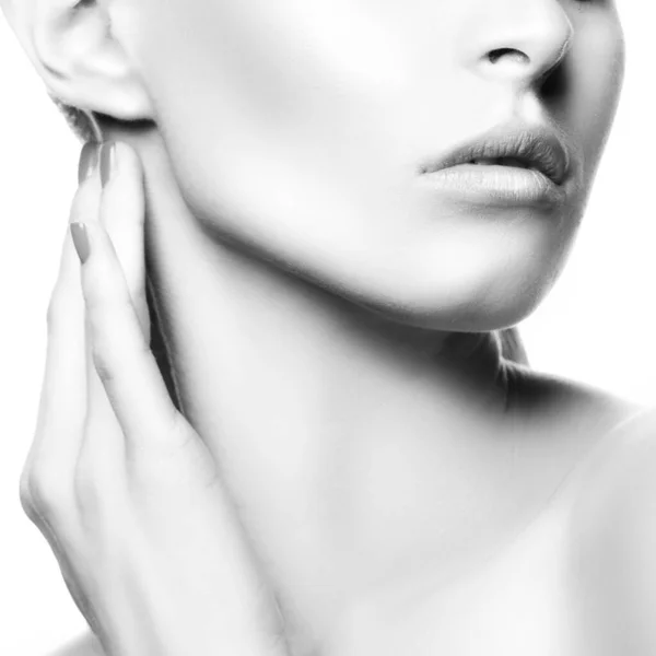 Piękna Młoda Kobieta Czysta Skóra Naturalny Makijaż Odizolowane Białe Tło — Zdjęcie stockowe