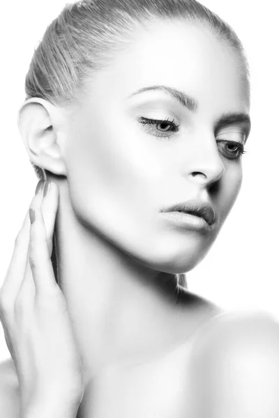 Piękna Młoda Kobieta Czysta Skóra Naturalny Makijaż Odizolowane Białe Tło — Zdjęcie stockowe
