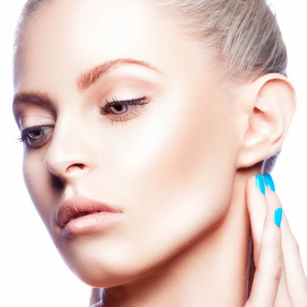 Hermosa Mujer Joven Piel Limpia Maquillaje Natural Aislado Fondo Blanco — Foto de Stock