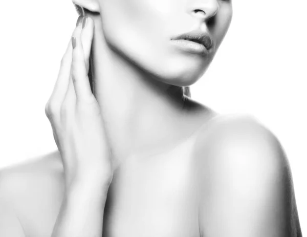 美しい若い女性 きれいな肌 自然な化粧 孤立した 白い背景 スキンケアのコンセプト — ストック写真
