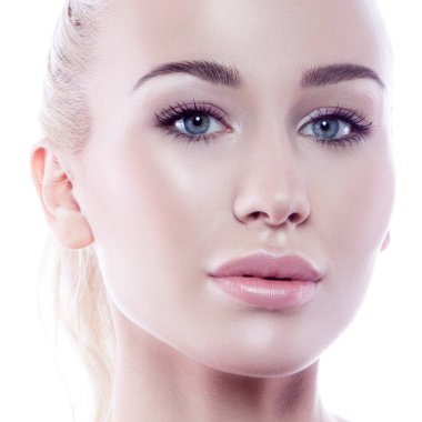 Beyaz arka planda izole edilmiş temiz yüzlü güzel bir kadın modelin portresi. Genç bir kadın estetik cerrahi botox enjeksiyonundan sonra sağlıklı bir cilt gösteriyor.