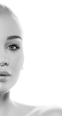 Beyaz arka planda izole edilmiş temiz yüzlü güzel bir kadın modelin portresi. Genç bir kadın estetik cerrahi botox enjeksiyonundan sonra sağlıklı bir cilt gösteriyor.