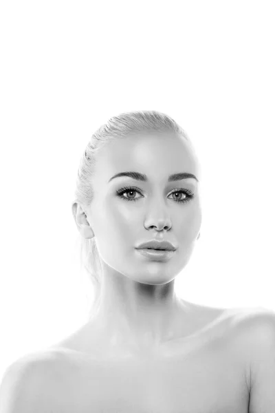 Portret Van Mooi Vrouwelijk Model Met Schoon Gezicht Geïsoleerd Witte — Stockfoto