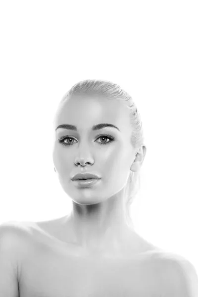 Porträtt Vacker Kvinnlig Modell Med Rent Ansikte Isolerad Vit Bakgrund — Stockfoto