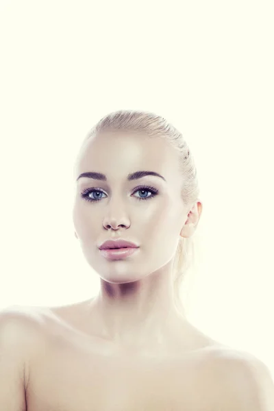白い背景に隔離されたきれいな顔を持つ美しい女性モデルの肖像画 若い女性は プラスチック手術美容ボックスフィラー注射後の健康な敏感肌を示しています — ストック写真