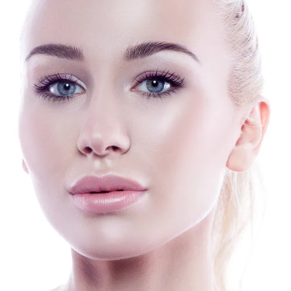 具有洁白背景的洁白脸蛋的漂亮女性模型的肖像 年轻女性在整形手术后有健康而敏感的皮肤肉毒杆菌注射剂注射 — 图库照片