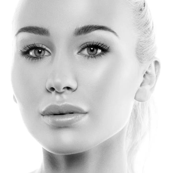 Portret Van Mooi Vrouwelijk Model Met Schoon Gezicht Geïsoleerd Witte — Stockfoto