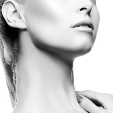 Makyajlı, sağlıklı ciltli, beyaz bir kadının güzel yüzü.