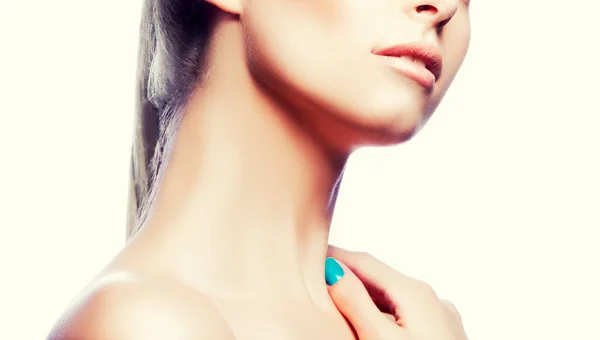 Skönhet Ansikte Vacker Ung Kvinna Med Makeup Frisk Hud Vit — Stockfoto