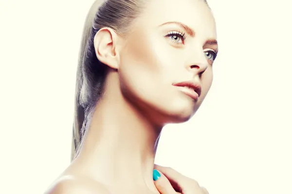 Skönhet Ansikte Vacker Ung Kvinna Med Makeup Frisk Hud Vit — Stockfoto