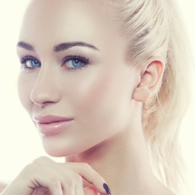 Mükemmel ciltli genç bir kadının güzel yüzü. Makyaj. Cilt bakımı kavramı