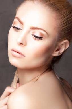 Güzel surat. Temiz ciltli, güzel bir kadın yüzü var. Cilt bakımı kadın sağlığı konsepti