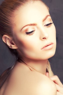 Güzel surat. Temiz ciltli, güzel bir kadın yüzü var. Cilt bakımı kadın sağlığı konsepti
