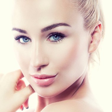 Güzel, genç, beyaz bir kız. Yüzü, cildi, dudakları, makyajı temiz. Stüdyo kadın portresi