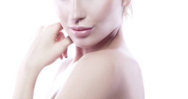 Güzel, genç, beyaz bir kız. Yüzü, cildi, dudakları, makyajı temiz. Stüdyo kadın portresi