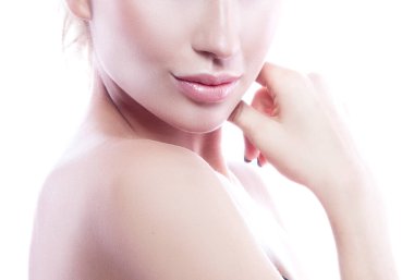 Güzel, genç, beyaz bir kız. Yüzü, cildi, dudakları, makyajı temiz. Stüdyo kadın portresi