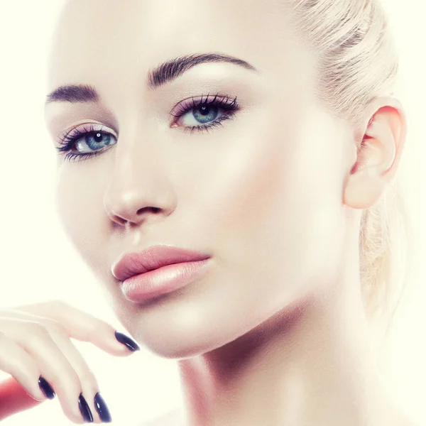 Twarz Kobiecy Portret Piękna Zdrową Skórą Kolor Ust Nagi Makijaż — Zdjęcie stockowe