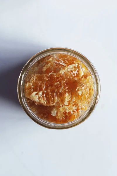 Geöffnetes Glas Mit Frischem Honig Bienenwachs Gefüllt Auf Weißem Tisch — Stockfoto