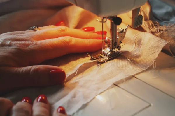 Foto Las Manos Mujer Con Esmalte Uñas Rojo Proceso Coser —  Fotos de Stock