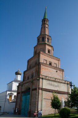 kazan kremlin kulede yaslanmış