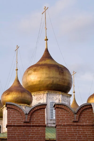 Golden dome Assumption Cathedral in Tula Kremlin walls — Stock Photo, Image