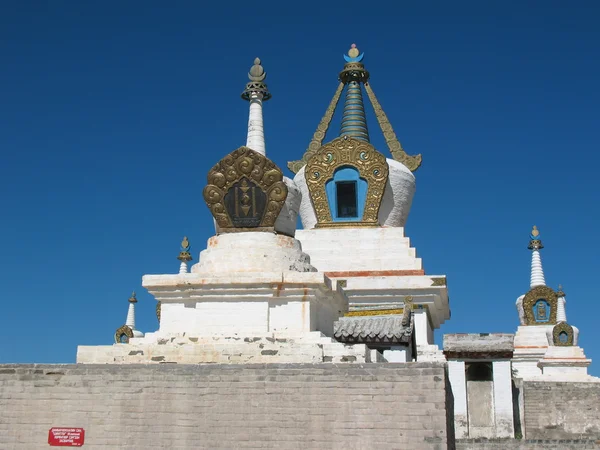 Zwei mongolische Stupas gegen den blauen Himmel — Stockfoto