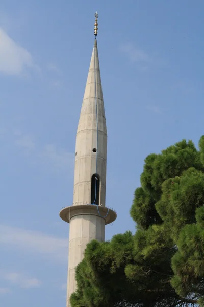 Πύργος μιναρές ενός τζαμιού στην πόλη της ulcinj, Μαυροβούνιο — Φωτογραφία Αρχείου