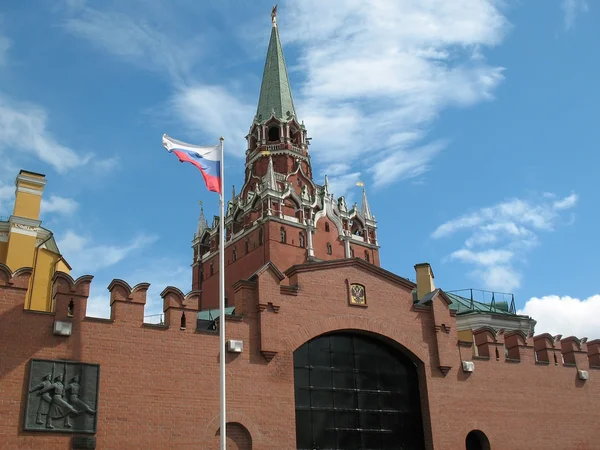 One of the towers and gates of the Moscow Kremlin — Stock Photo, Image