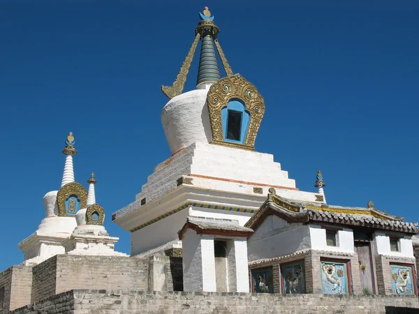 Mavi gökyüzü iki Moğol stupas — Stok fotoğraf