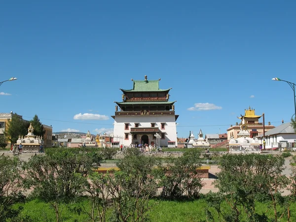 Das hauptgebäude des gandan klosters in ulaanbaatar und der bereich vor ihm — Stockfoto