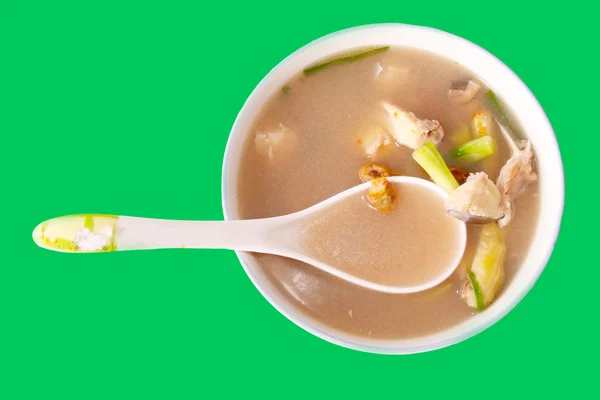 Piatto con una zuppa di pesce laotiano su sfondo verde — Foto Stock