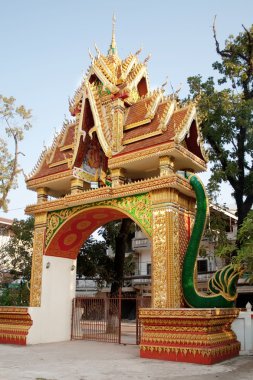 Budist manastır Laos topraklarına renkli kapı