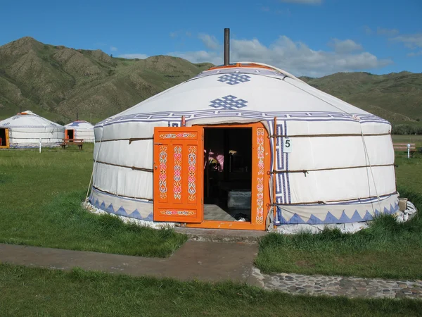 Jurty v táboře turistické v Mongolsku — Stock fotografie