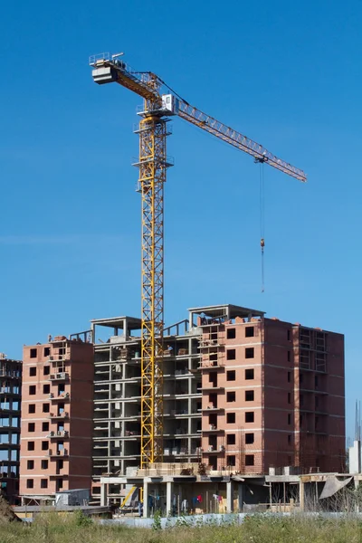 Grande gru a torre in un cantiere un blocco di appartamenti — Foto Stock