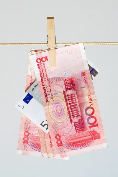 Plusieurs centaines de billets chinois en yuan absorbent cinq euros — Photo
