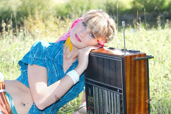 Giovane bella ragazza seduta all'aperto con un registratore a nastro — Foto Stock